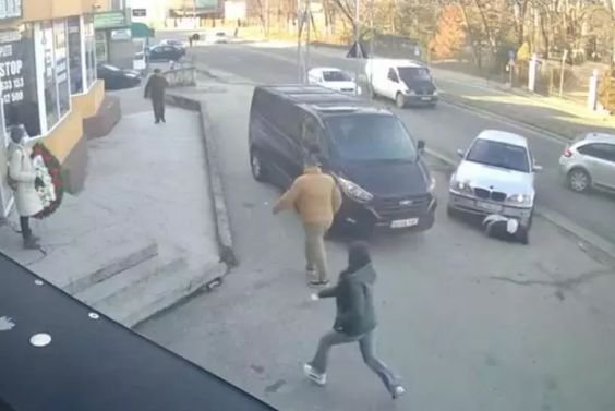  VIDEO – Incident șocant în trafic, la Slatina. Bărbat lovit intenționat cu maşina și călcat până pe trotuar