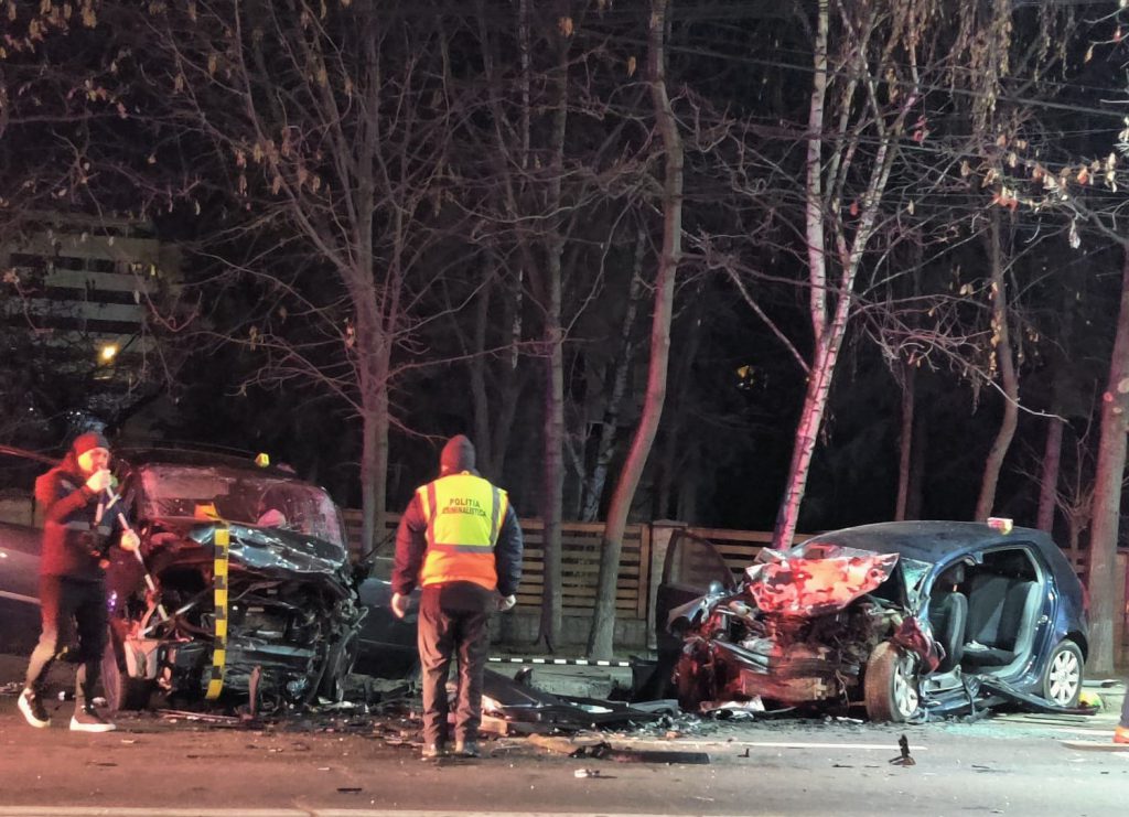  Două autoturisme s-au izbit frontal în Bucium: cinci persoane rănite, iar unul dintre şoferi este în stare gravă