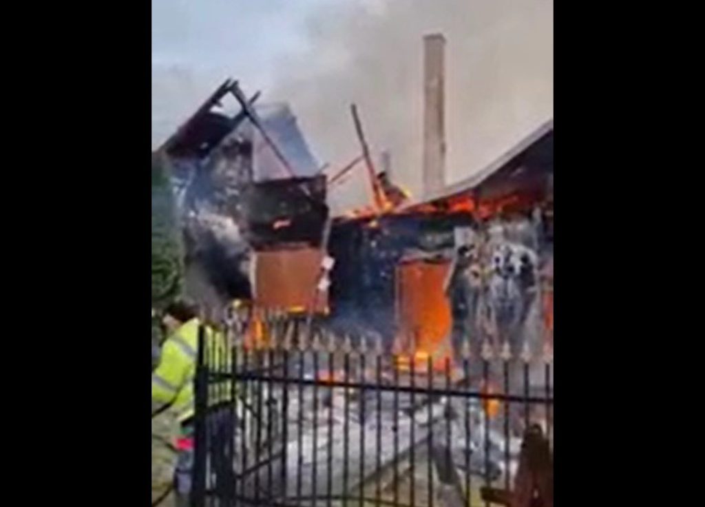  Incendiu puternic la o casă din Lunca Ilvei. Focul s-a extins la mansarda unui magazin alimentar şi la o altă casă