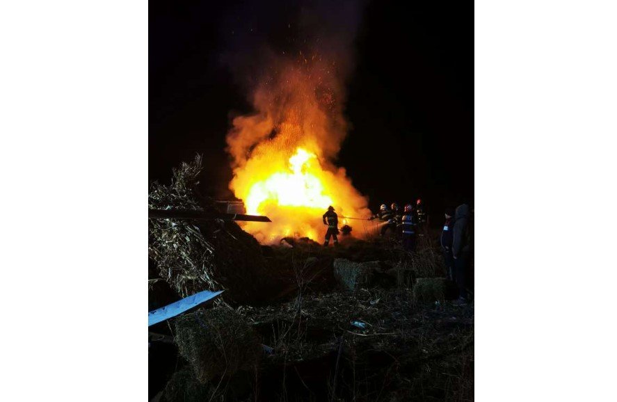  Incendiu puternic la Balş din cauza unei petarde: o maşină şi şase tone de furaje au fost făcute scrum