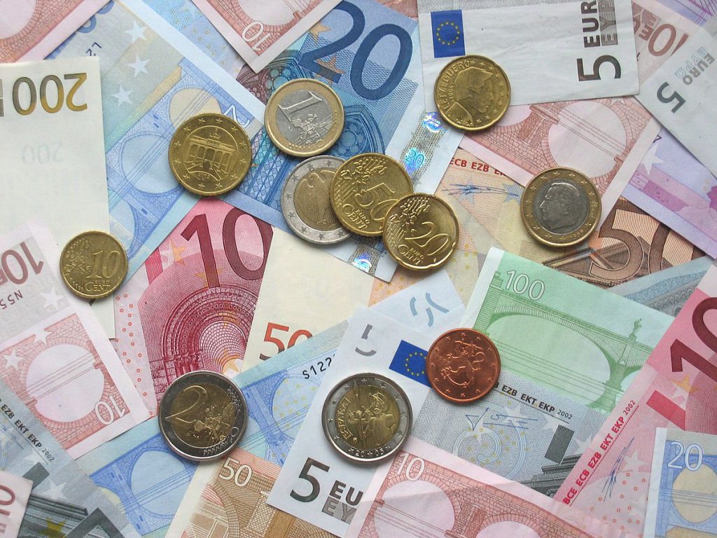  Moneda euro a împlinit 25 de ani de la lansare. Iniţial a fost introdusă ca monedă virtuală