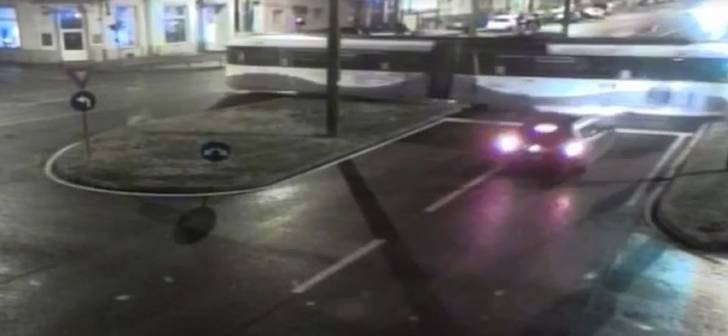  VIDEO Un tânăr de 18 ani beat, drogat și fără permis s-a izbit cu viteză într-un tramvai, la Timișoara