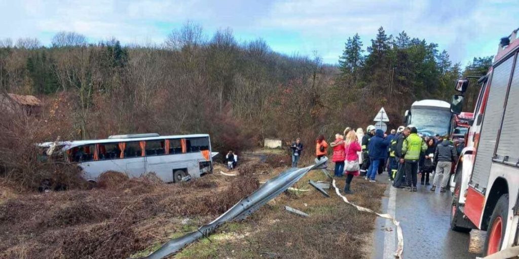 MAE: Doi șoferi români au fost răniți în accidentul din Bulgaria. Pasagerii autobuzului sunt cetățeni străini