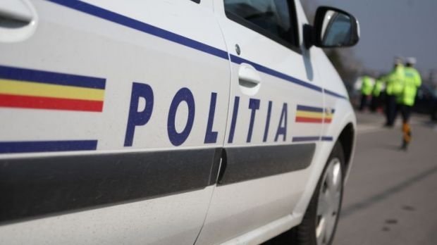  Un bărbat care schimba roata la mașină a fost lovit în plin de un autoturism, în Neamț
