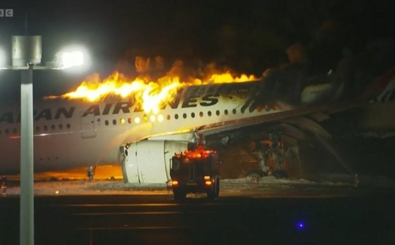  Avionul de pasageri care s-a ciocnit cu altă aeronavă pe aeroportul din Tokyo primise permisiunea de aterizare