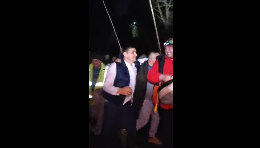  George Simion surprins într-o filmare de Revelion mergând împleticit şi cu cămaşa pe jumătate ieşită din pantaloni (VIDEO)
