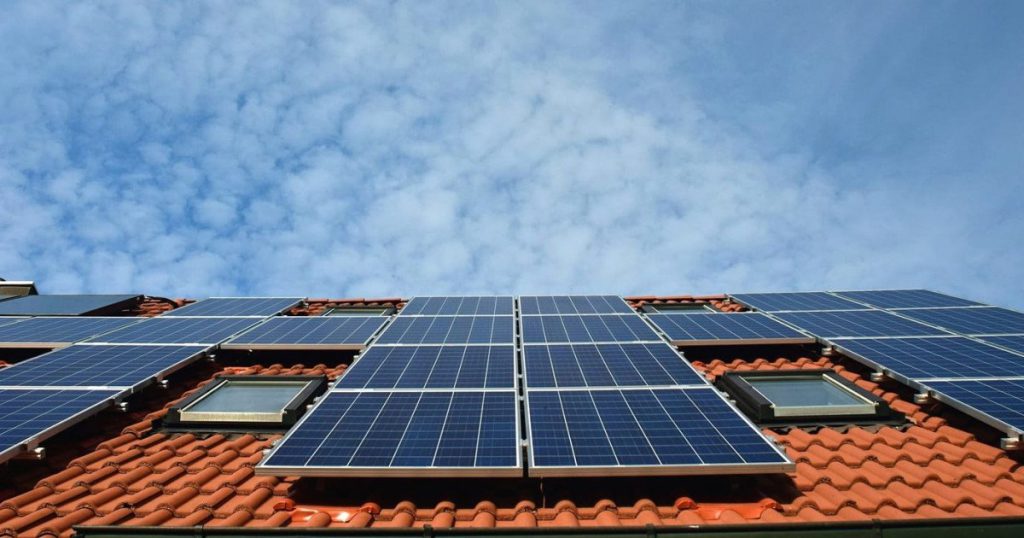  Program nou pentru instalarea de panouri fotovoltaice cu bani prin PNRR. Care sunt condiţiile şi ce valoare au voucherele
