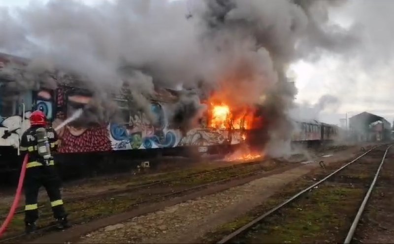  Două vagoane dezafectate, cuprinse de flăcări în gara Cluj Napoca. Focul a fost pus de oameni ai străzii