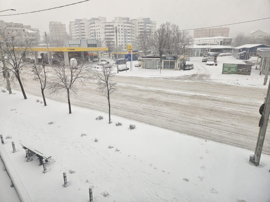  FOTO Autoritățile ieșene, CORIGENTE la deszăpezire. Așa arată drumurile din Iași și județ, de parcă nu ar exista utilaje