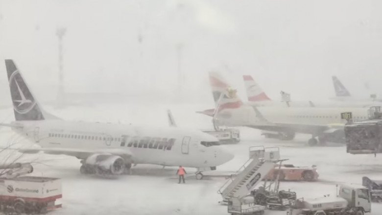  Zborurile de pe Aeroportul Iași, date peste cap de ninsoare. Întârzieri și redirecționări