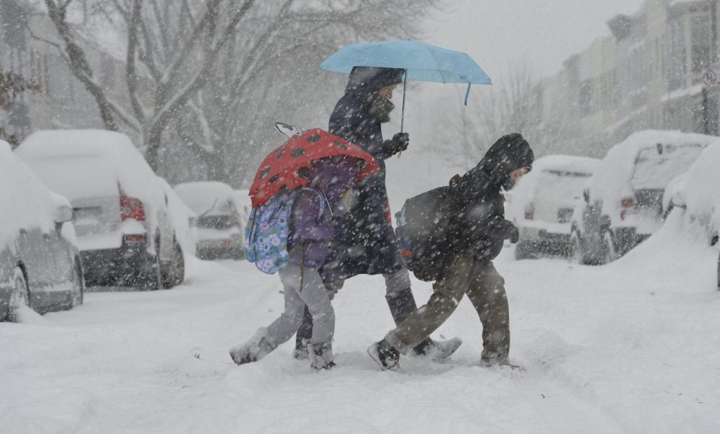  25 de şcoli din Iaşi se închid de mâine (marţi), din cauza ninsorii