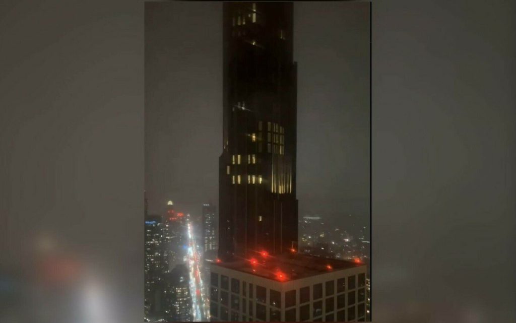  VIDEO Vântul care a bătut în New York a fost atât de puternic încât un zgârie-nori se clătina dintr-o parte în alta