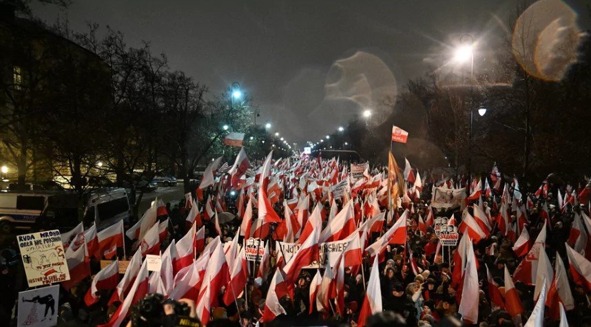  Mii de polonezi demonstraţie împotriva guvernului condus de Donald Tusk