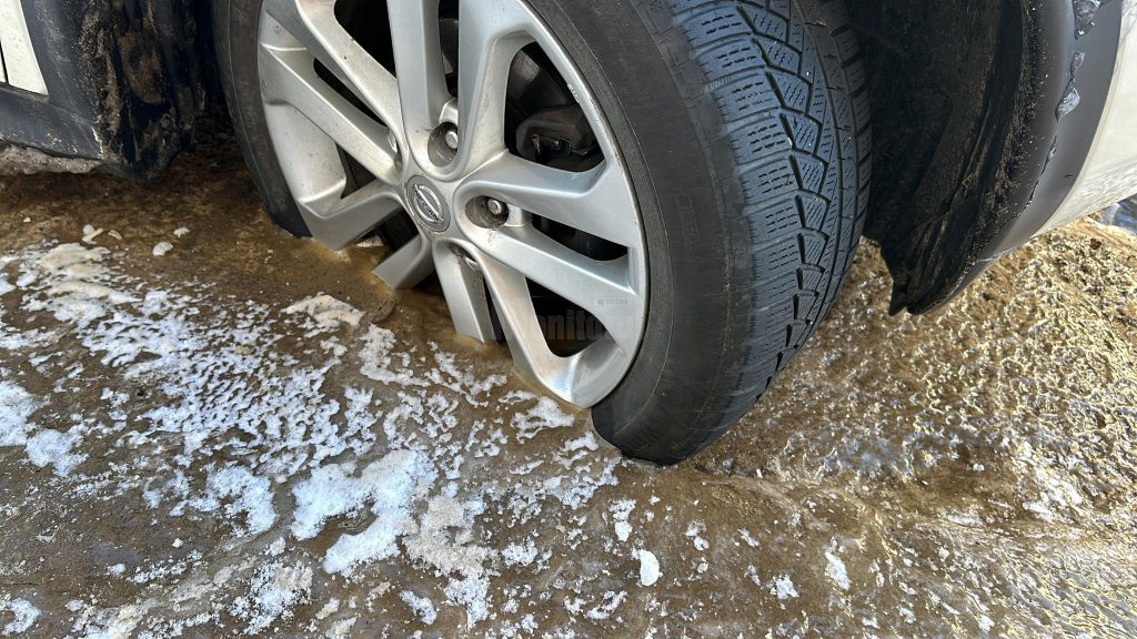  VIDEO Zeci de șoferi suceveni și-au găsit mașinile blocate într-o capcană de gheață. S-a spart o conductă de apă și a rezultat un lac înghețat imens