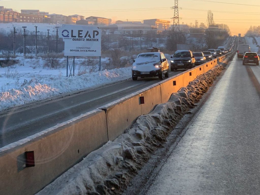  FOTO Priviți ce nesimțit este în fruntea unei coloane de șoferi nervoși la intrarea în Iași dinspre Lețcani