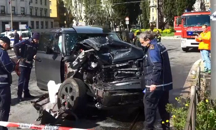  Un român care a provocat un accident grav în Italia și-a abandonat prietenul mort în mașină și a fugit