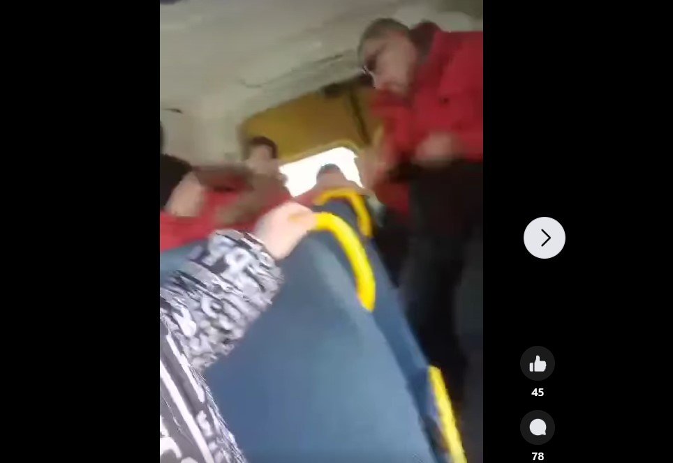  VIDEO – Şoferul unui microbuz şcolar, filmat când dă jos, cu forţa, un copil din autovehicul