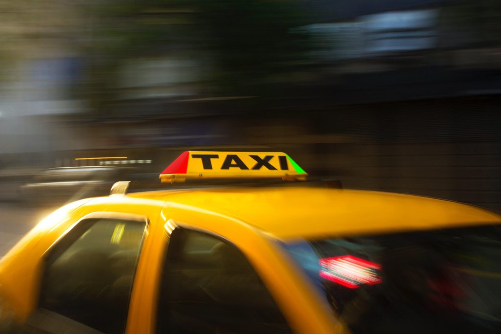  Cât câştigă un şofer de taxi, Uber sau Bolt