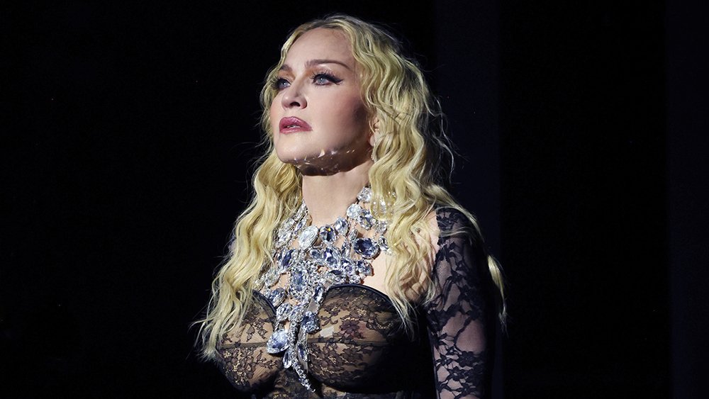  Madonna, dată în judecată de doi fani pentru întârzierea orei de începere a unui concert