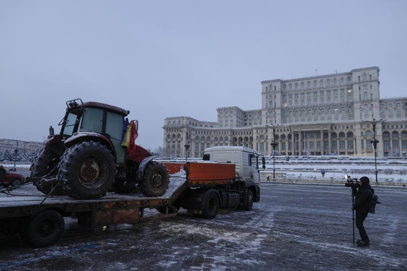  Protestul fermierilor şi transportatorilor din capitală a început timid: până la ora 9 doar un singur tractor a fost dus în Piaţa Constituţiei