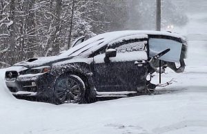 Mașină tăiată în două de un plug de zăpadă - VIDEO