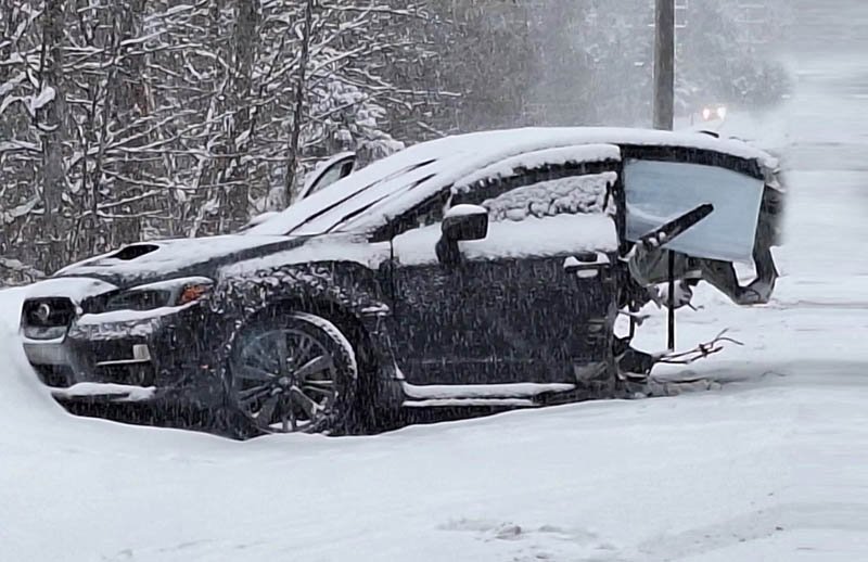  Mașină tăiată în două de un plug de zăpadă – VIDEO