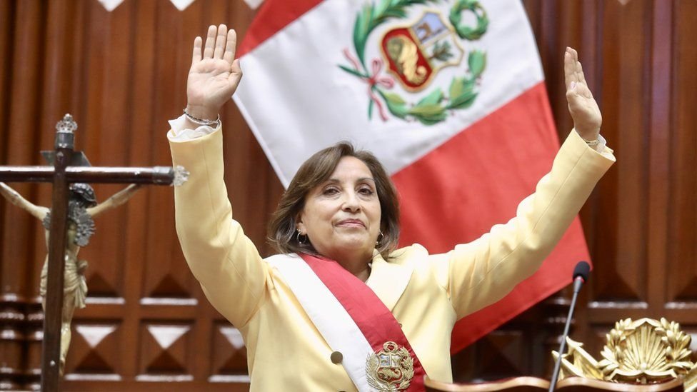  VIDEO – Preşedinta peruană a fost atacată de două femei: „Mi-au omorât soţul, eu să rămân calmă?”