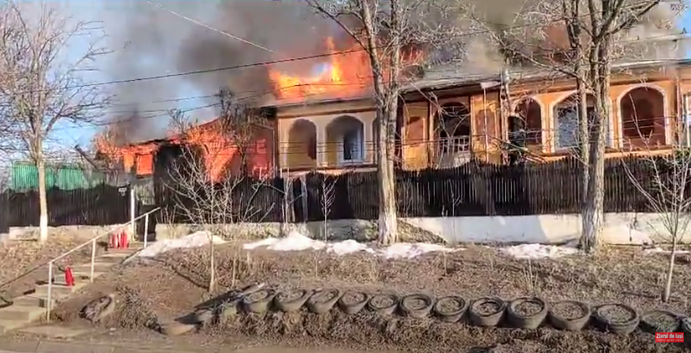  VIDEO Incendiu la o casă din Erbiceni. O femeie de 95 de ani are arsuri la nivelul capului