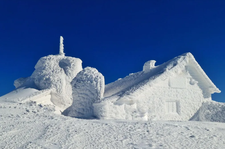  FOTO Cabana de Vârful Omu a înghețat. Imagine spectaculoasă