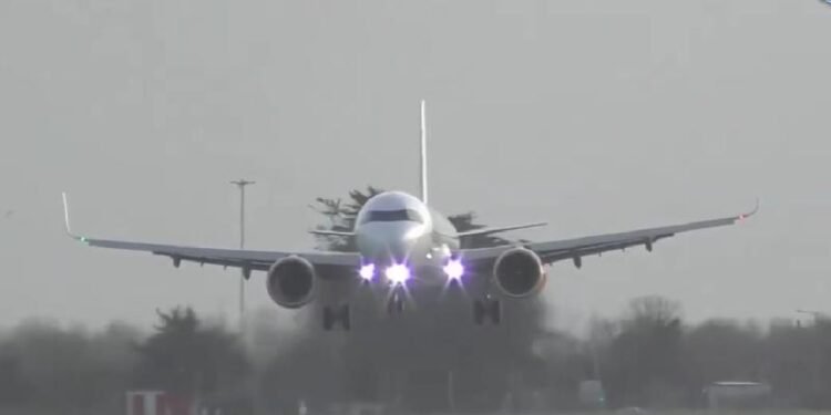  VIDEO Momentul în care un avion HiSkye e zguduit serios de uraganul Pia la aterizarea la Dublin. Manevrele piloților moldoveni, hit pe internet