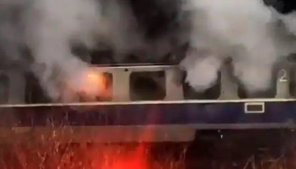  Incendiu la un tren în mişcare, în judeţul Bistriţa-Năsăud: 20 de călători au fost evacuaţi