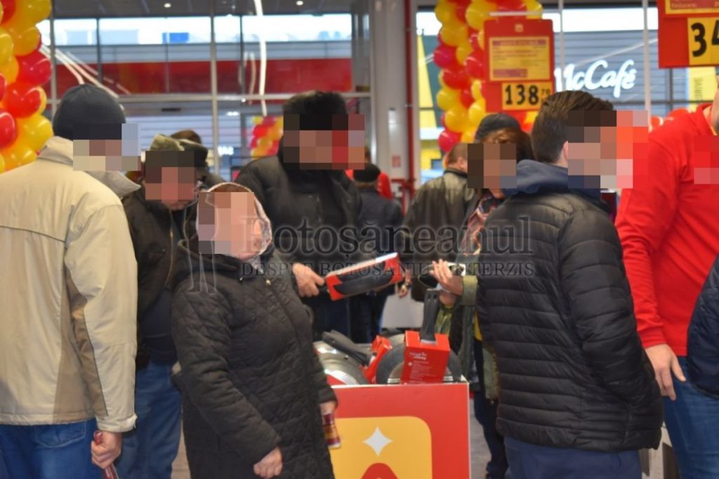  VIDEO Cratițe luate cu sacoșa la deschiderea unui supermarket în Botoșani