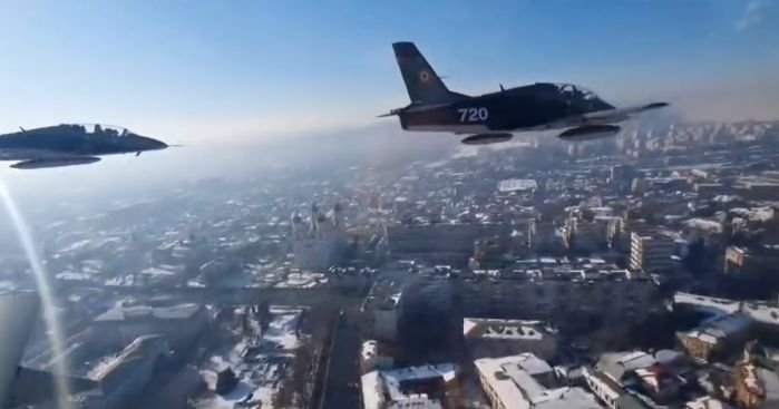  Iaşul în straie de sărbătoare, văzut azi din cer: Imagini cu oraşul de la bordul avioanelor militare – VIDEO