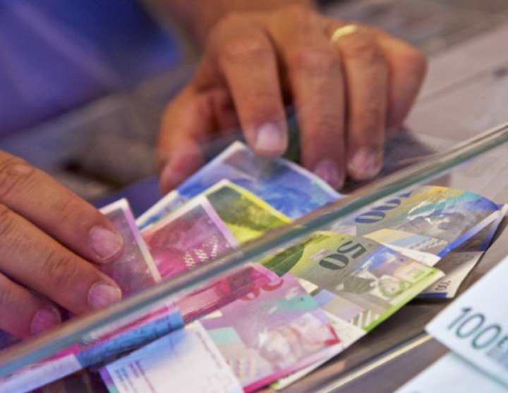  Povara unui credit în franci elveţieni: după 15 ani de rate, o familie cere ajutorul judecătorilor. Banca este nemiloasă