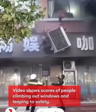  Incendiu devastator în China. Momentul în care oamenii sar pe fereastră – VIDEO