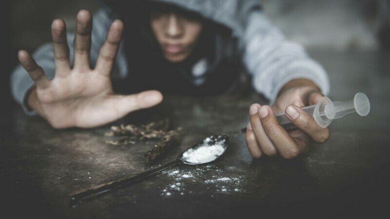  Trei traficanţi vindeau heroină amestecată cu paracetamol, la jumătate de preţ. Duceau dozele în gură