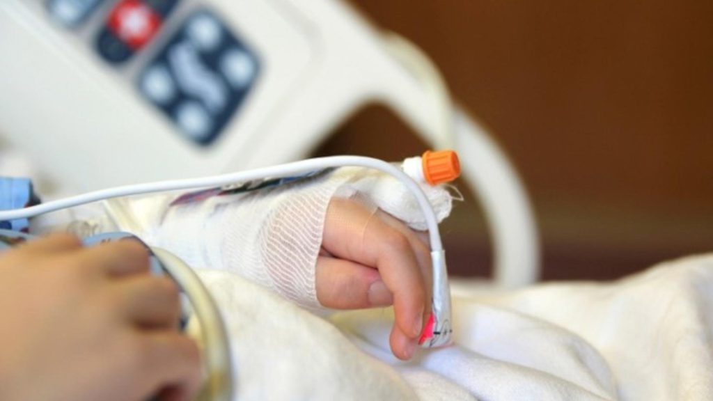  Fetița de 3 ani, spălată pe cap cu substanță toxică, aproape să fie declarată în moarte cerebrală