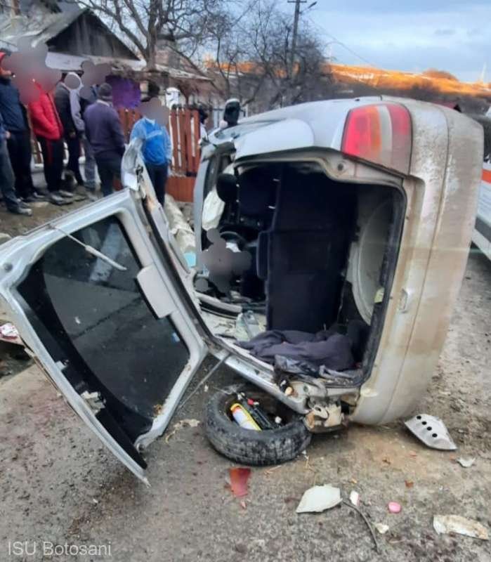  Botoşani: Accident rutier cu trei victime. Şoferul a fost scos de pompieri