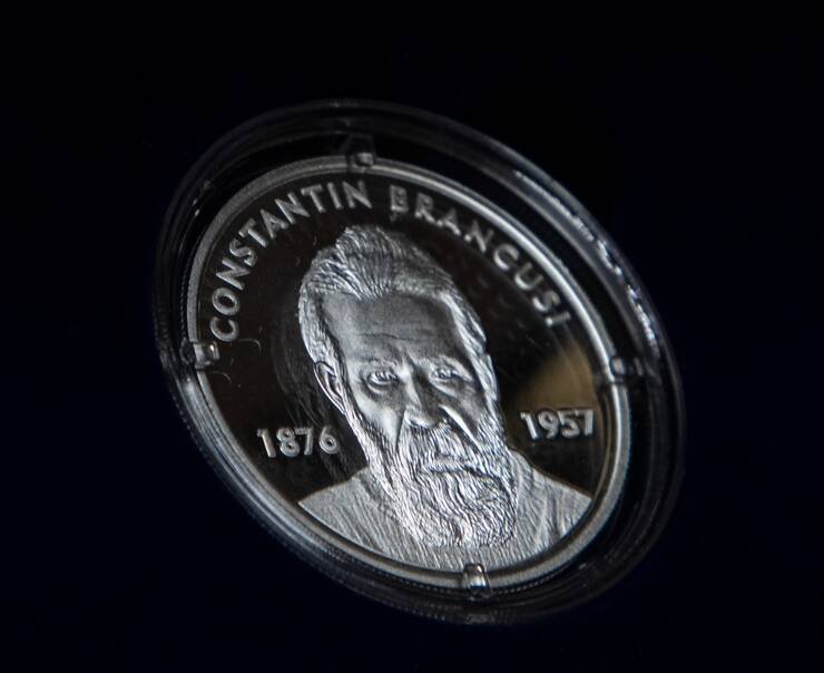  Monedă de argint emisă de BNR cu prilejul închiderii expoziţiei Brâncuşi de la Timişoara