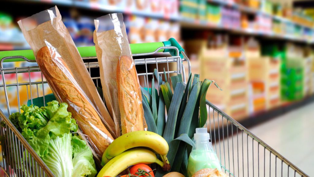  Guvernul continuă discuțiile cu retailerii pentru a prelungi plafonarea adaosului comercial la alimente