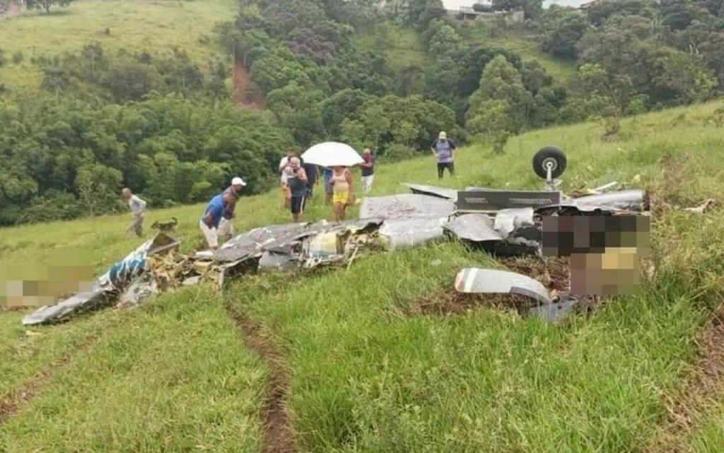  Un avion s-a rupt în aer și s-a prăbușit, în Brazilia. Nu există supraviețuitori