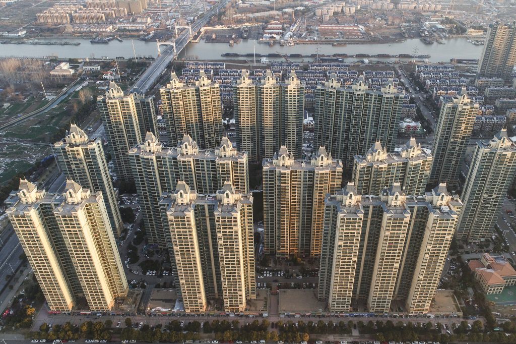 Probleme serioase în China. Cea mai mare companie de imobiliare, după vânzări, forţată să intre în lichidare
