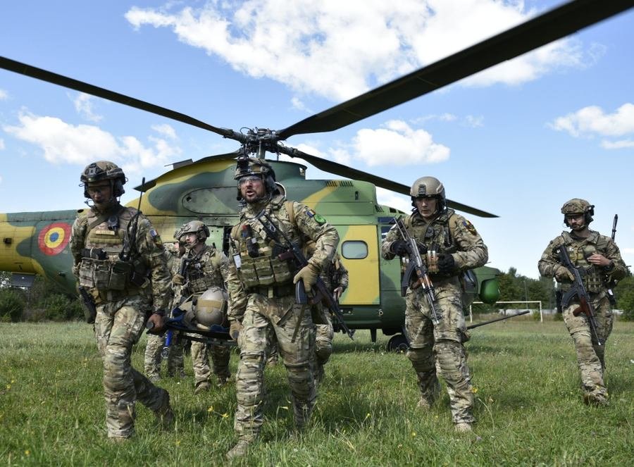  Bacău: Batalionul de Comando al Armatei Române recrutează paraşutişti-comando