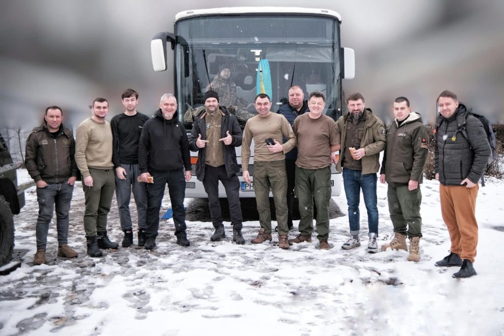  Un stomatolog român din Cernăuţi a transformat un autobuz în clinică mobilă pentru soldaţii ucraineni