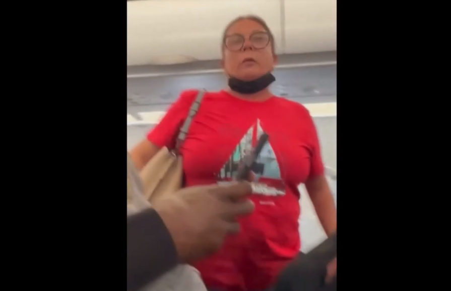 VIDEO O femeie a creat haos într-un avion după ce a băut prea mult. Riscă 21 de ani de închisoare
