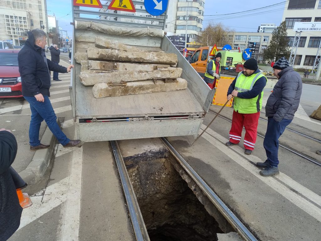 FOTO-VIDEO: Circulaţia tramvaielor în zona Podu Roş, perturbată de o surpare a asfaltului