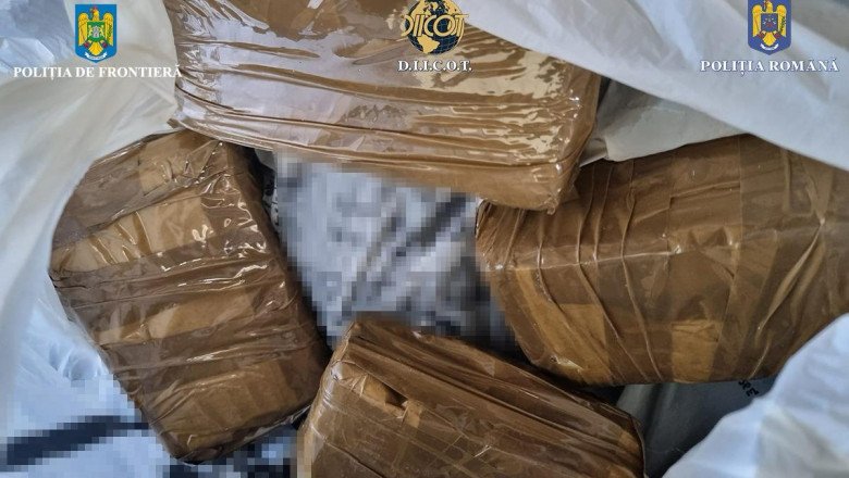  Aproape un kilogram de cocaină descoperit într-un autoturism, la intrarea în ţară prin Vama Giurgiu