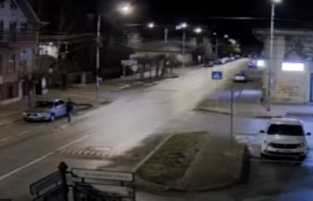  VIDEO Zeci de mașini vandalizate în centrul Sucevei