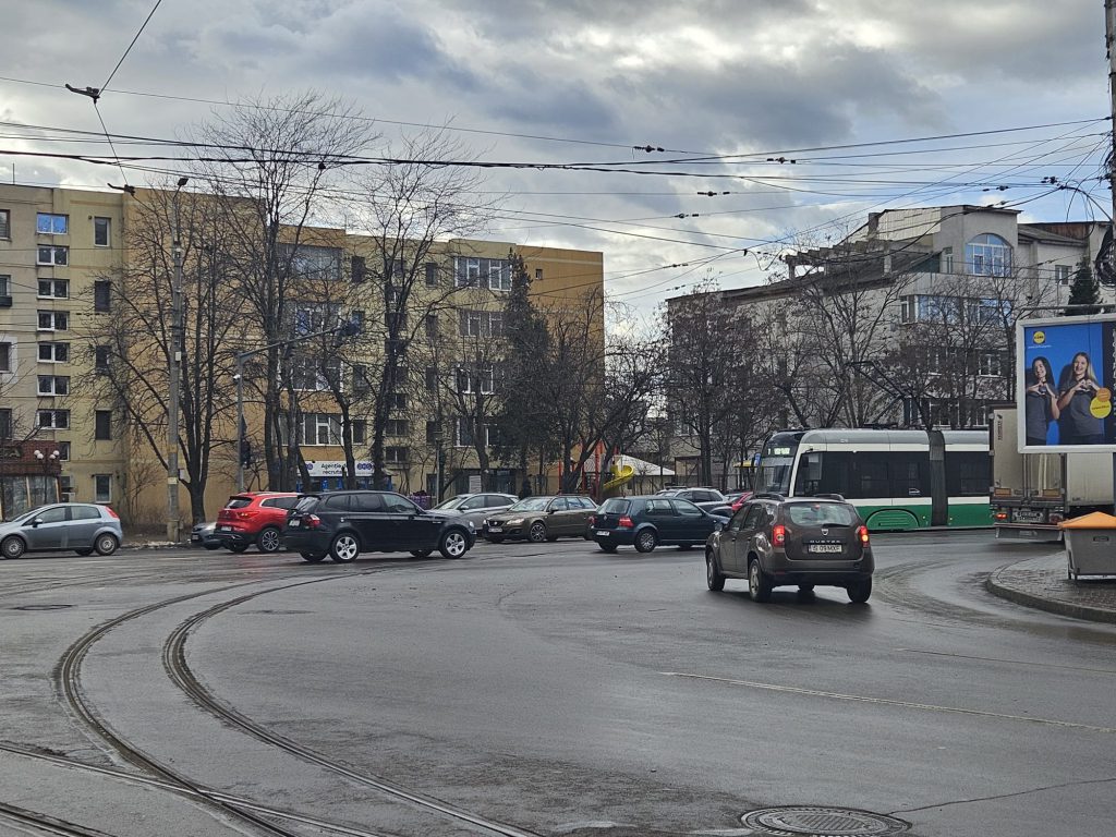  Circulația tramvaielor, blocată pe Străpungerii Silvestru în urma unei tamponări dintre două mașini