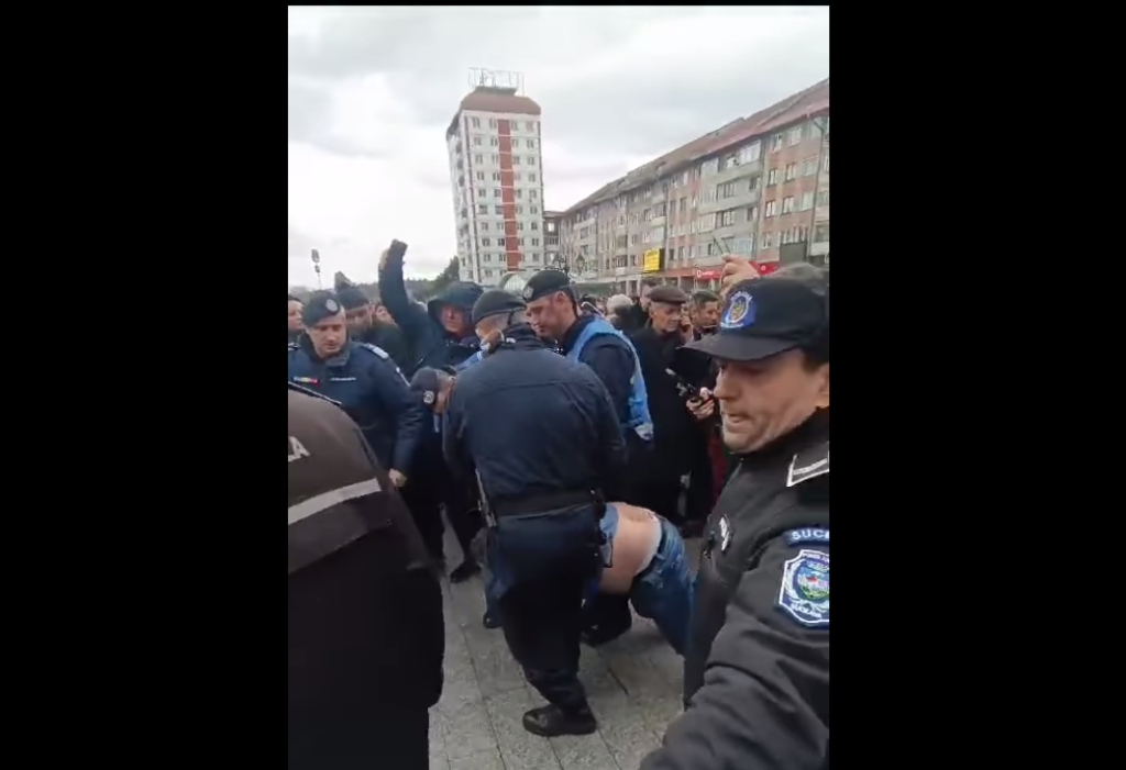  VIDEO Circ SOS (marca Șoșoacă) la Suceava. Șeful filialei locale, scos cu forța și în huiduieli de la un miting anti-extremism